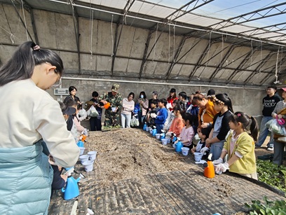 走进田间探职业!潞城这场实践课,让娃在劳动中读懂家乡、点亮梦想! 走进田间探职业!潞城这场实践课,让娃在劳动中读懂家乡、点亮梦想!