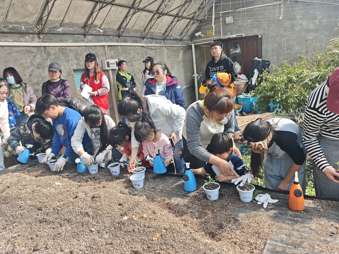走进田间探职业!潞城这场实践课,让娃在劳动中读懂家乡、点亮梦想! 走进田间探职业!潞城这场实践课,让娃在劳动中读懂家乡、点亮梦想!