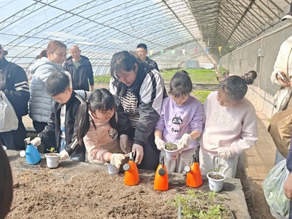 走进田间探职业!潞城这场实践课,让娃在劳动中读懂家乡、点亮梦想! 走进田间探职业!潞城这场实践课,让娃在劳动中读懂家乡、点亮梦想!