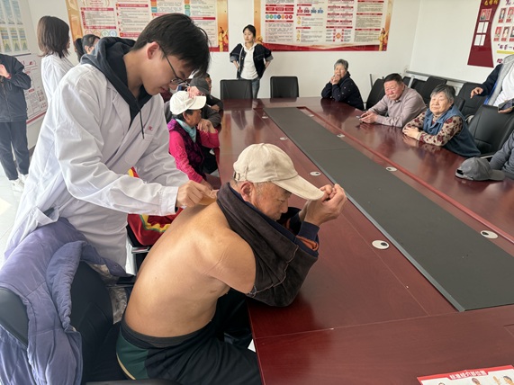 【南蔡村镇四助服务】刘羊坊村:“暖阳相伴·心灵疗愈”残障人群治疗小组第三节——“健康相伴·暖心义诊” 【南蔡村镇四助服务】刘羊坊村:“暖阳相伴·心灵疗愈”残障人群治疗小组第三节——“健康相伴·暖心义诊”