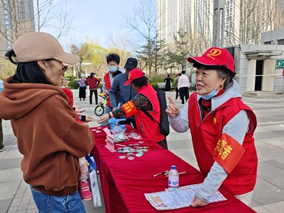 新华街道社区社会组织齐发力： 雷锋月主题服务暖民心