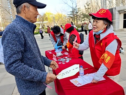 新华街道社区社会组织齐发力： 雷锋月主题服务暖民心