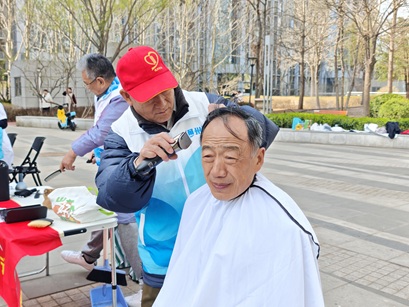 新华街道社区社会组织齐发力： 雷锋月主题服务暖民心