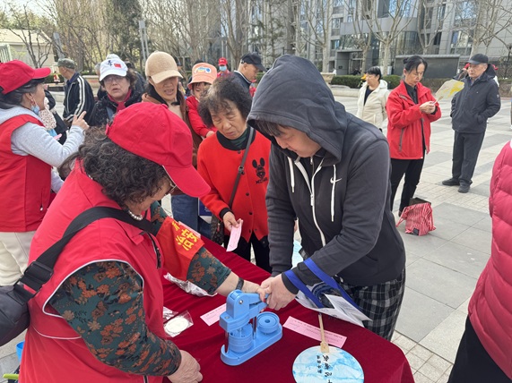 新华街道社区社会组织齐发力： 雷锋月主题服务暖民心