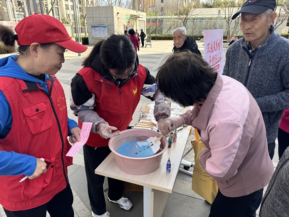 新华街道社区社会组织齐发力： 雷锋月主题服务暖民心