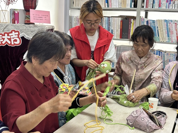 太湖渔港|“巧手制艾锤,民俗暖银龄” 文化活动(5) 太湖渔港|“巧手制艾锤,民俗暖银龄” 文化活动(5)
