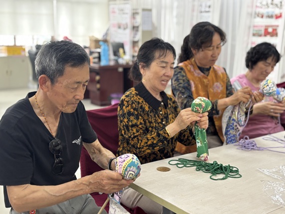 太湖渔港|“巧手制艾锤,民俗暖银龄” 文化活动(5) 太湖渔港|“巧手制艾锤,民俗暖银龄” 文化活动(5)