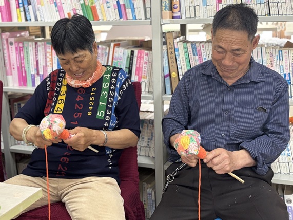 太湖渔港|“巧手制艾锤,民俗暖银龄” 文化活动(5) 太湖渔港|“巧手制艾锤,民俗暖银龄” 文化活动(5)