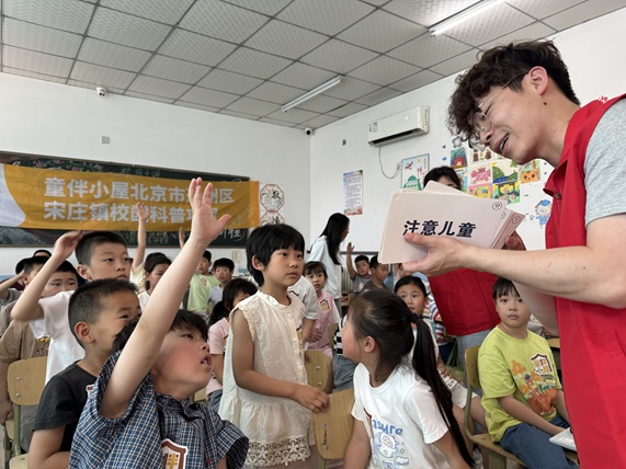 童伴小屋——“平安出行小超人 安全伴我行”安全主题日活动 童伴小屋——“平安出行小超人 安全伴我行”安全主题日活动
