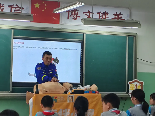 【童伴小屋】“防震减灾·守护生命”——“我是防灾小卫士”安全主题活动 【童伴小屋】“防震减灾·守护生命”——“我是防灾小卫士”安全主题活动