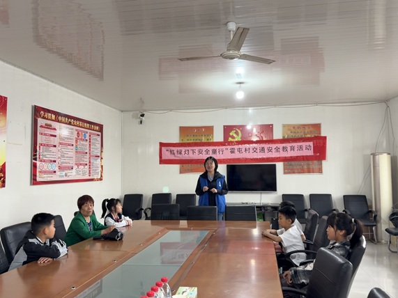 【大孟庄镇四助服务】“红绿灯下·安全童行”霍屯村交通安全教育活动 【大孟庄镇四助服务】“红绿灯下·安全童行”霍屯村交通安全教育活动