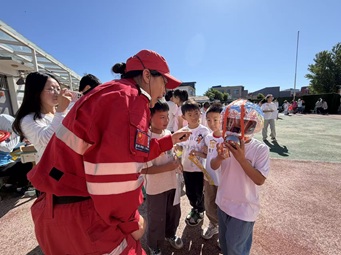 多方联动共筑儿童友好新图景! 这场嘉年华让332名孩子变身“安全小卫士” 多方联动共筑儿童友好新图景! 这场嘉年华让332名孩子变身“安全小卫士”
