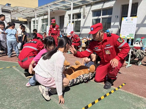 多方联动共筑儿童友好新图景! 这场嘉年华让332名孩子变身“安全小卫士” 多方联动共筑儿童友好新图景! 这场嘉年华让332名孩子变身“安全小卫士”