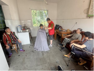 梅园社区|“巧手梳白发，梅苑寄温情”活动