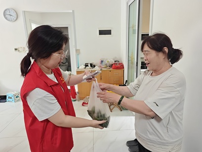 畔景庭苑社区:粽香悠悠传民俗 温情满满暖人心 畔景庭苑社区:粽香悠悠传民俗 温情满满暖人心