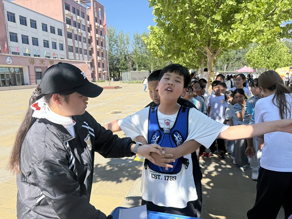 畔水庭苑小学：“安全童行·守护成长”安全嘉年华活动