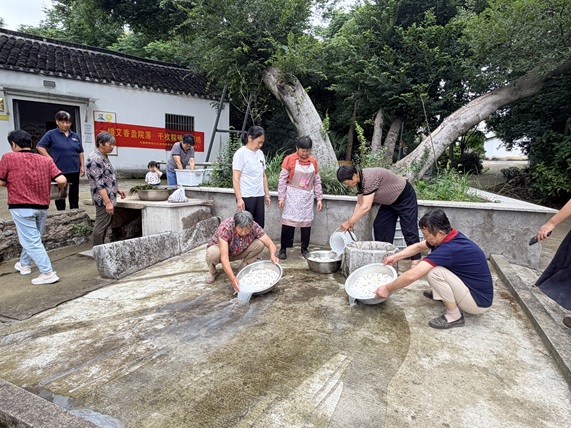 梅园社区|“一缕艾香盈院落 千枚粽味暖街坊”活动 梅园社区|“一缕艾香盈院落 千枚粽味暖街坊”活动