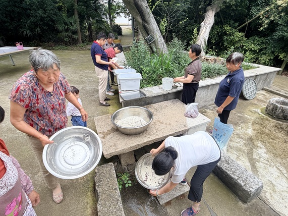 梅园社区|“一缕艾香盈院落 千枚粽味暖街坊”活动 梅园社区|“一缕艾香盈院落 千枚粽味暖街坊”活动