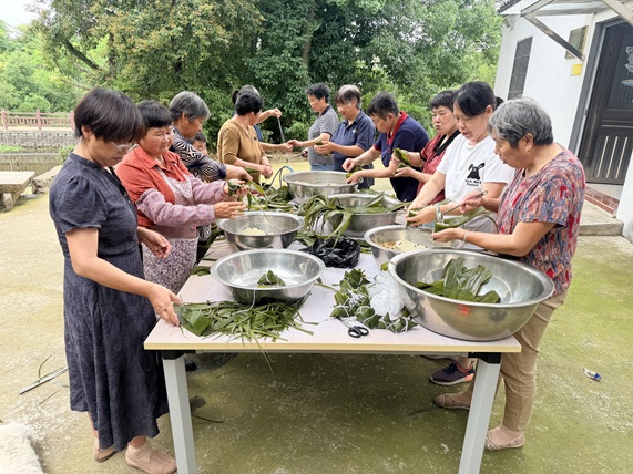 梅园社区|“一缕艾香盈院落 千枚粽味暖街坊”活动 梅园社区|“一缕艾香盈院落 千枚粽味暖街坊”活动