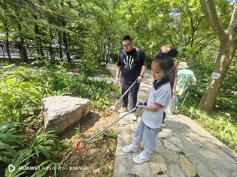知行合一践分类 洁净家园共守护 ——京贸国际城社区开展环境卫生清整实践活动 知行合一践分类 洁净家园共守护 ——京贸国际城社区开展环境卫生清整实践活动